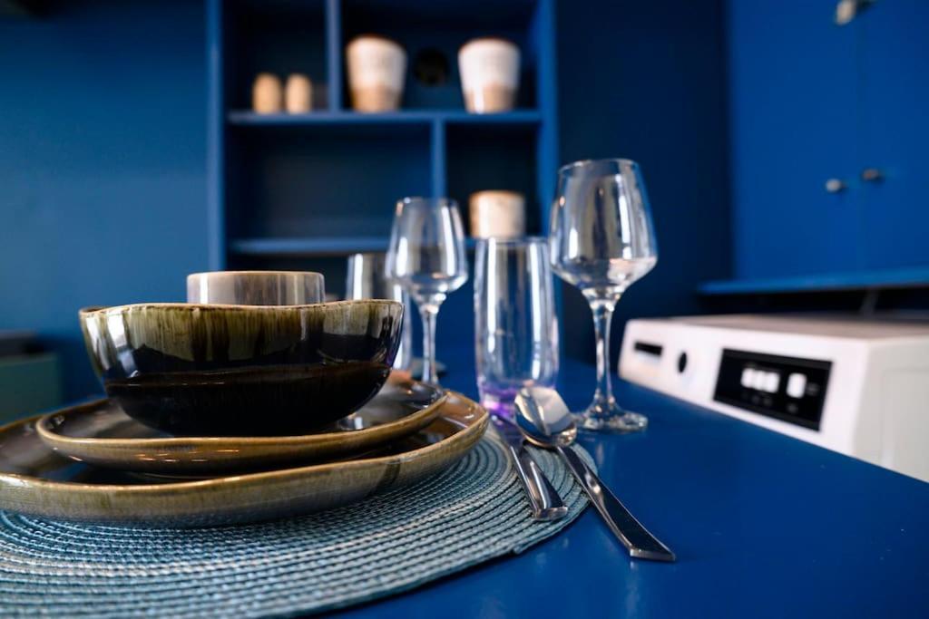 Bluexenia 1 Bedroom Retro Luxury Athena Bagian luar foto